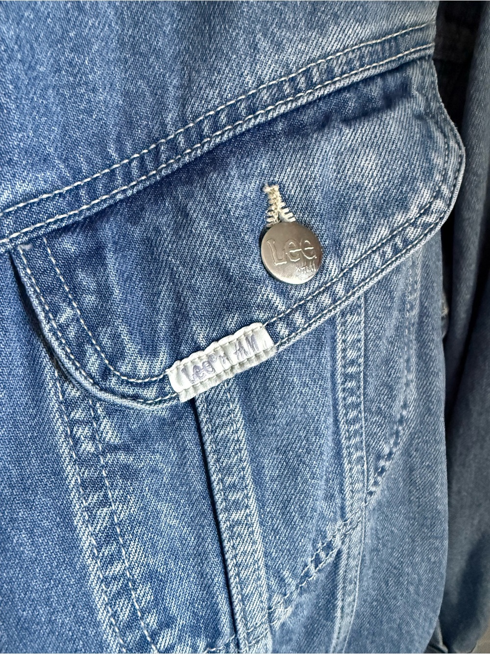 LEE&H&M Classic Light Wash Denim Trucker Jacket with silver buttons. M, EUC. - Picture 5 of 9